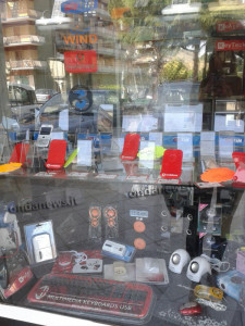 Polla: Ladri fanno razzia di cellulari in un centro telefonia. Presi di mira anche due bar. Cittadini esasperati