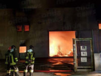 Grave incendio nella zona industriale di Tito. In fiamme un’azienda per il trattamento dei rifiuti