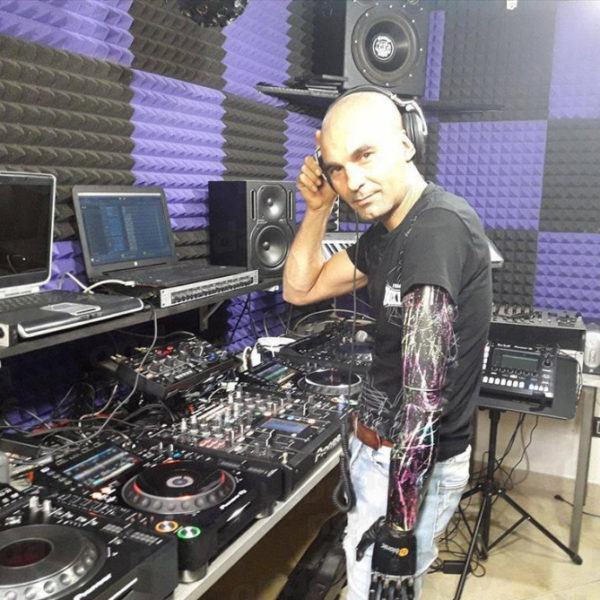 La storia di Michele Specchiale,il dj con una sola mano che ha scelto il Vallo di Diano per amore
