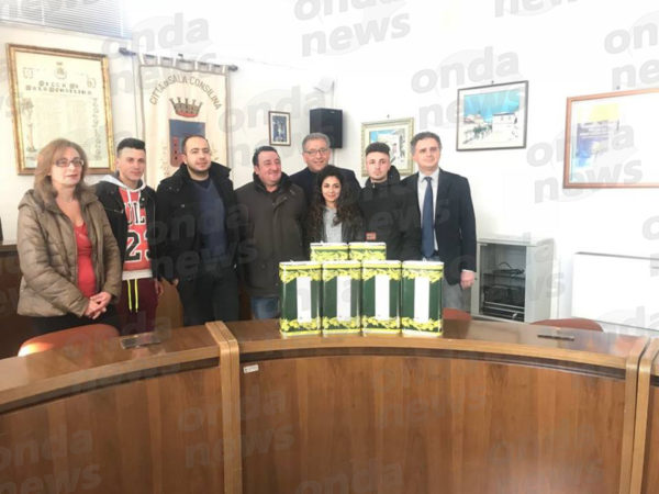 Sala Consilina: gli studenti dell’Istituto Agrario donano l’olio prodotto alla mensa scolastica