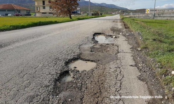 Allarme buche sulle strade del Vallo di Diano. I cittadini amareggiati chiedono maggiore sicurezza