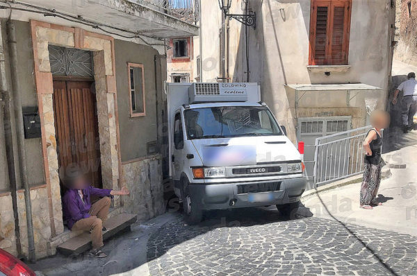 Furgone bloccato nel centro storico di Sala Consilina. Interviene la Polizia Municipale