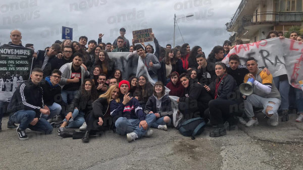 “Siamo il futuro ma senza futuro”. Gli studenti del Vallo di Diano manifestano a Sala Consilina