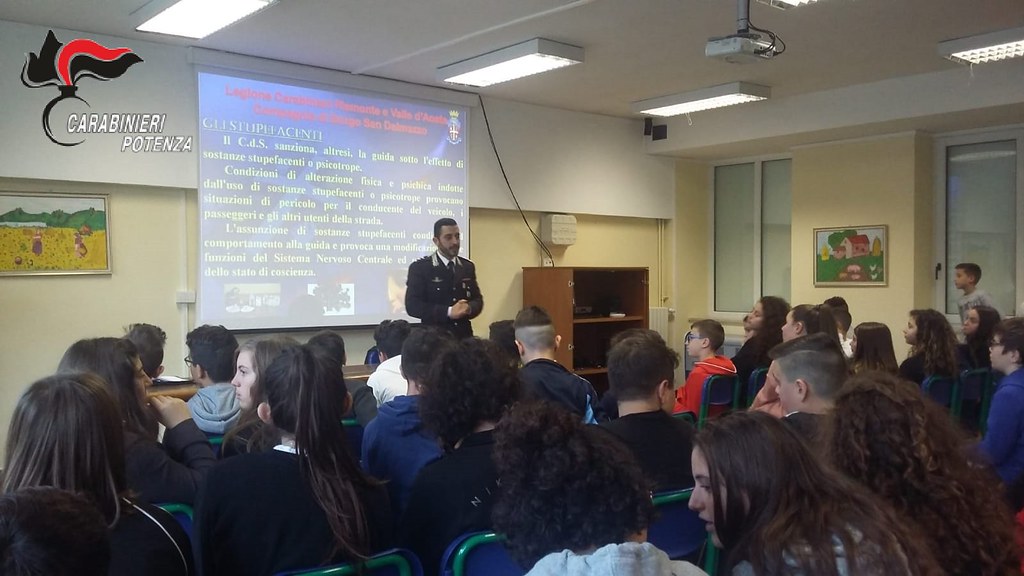 Carabinieri. Il Capitano della Compagnia di Potenza tra gli studenti di Pignola a lezione di legalità - ondanews