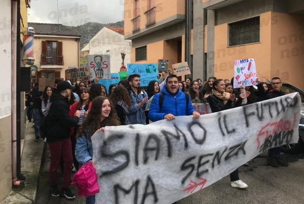 “Vogliamo un mondo migliore”. Studenti del Vallo di Diano in piazza per lo sciopero globale per il clima