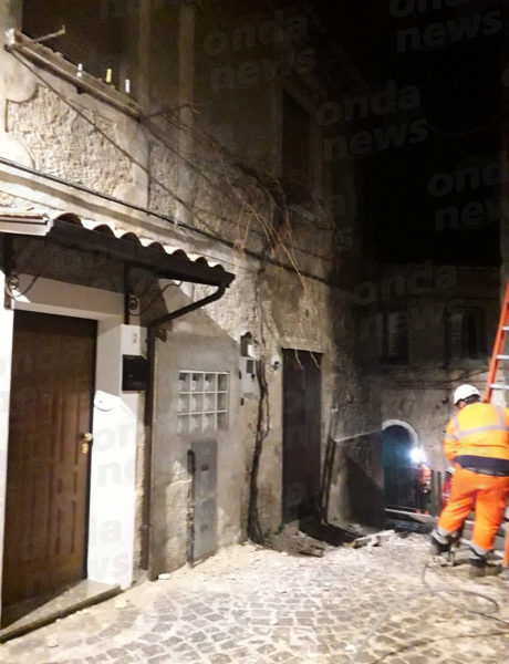 Sanza: crolla copertura di una casa nel centro storico,evacuati i proprietari. Strada chiusa al transito