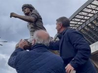 Inaugurata la statua di Maradona davanti allo stadio di Napoli. Bruscolotti gli mette la fascia da capitano