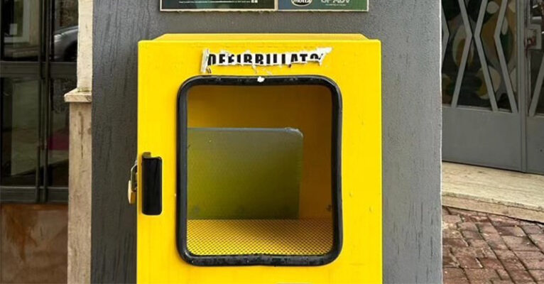 furto-defibrillatore-salerno-FB