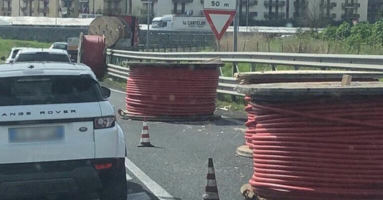 fb camion perde carico battipaglia 1 28 febbario 25