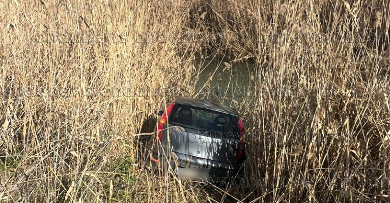 teggiano-auto in un canale-fb