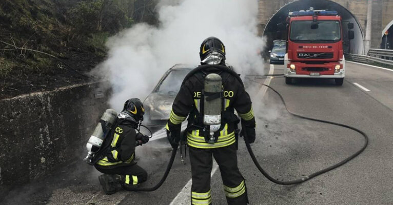 incendio auto raccordo sicignano potenza 18 aprile 2025 fb
