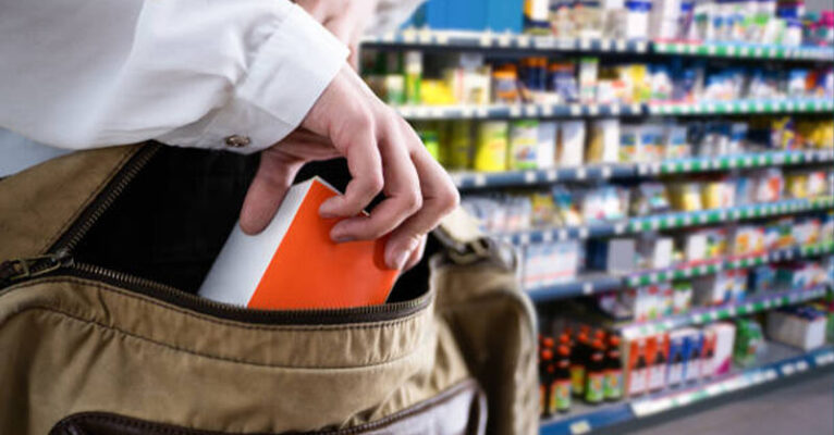 fb ladra supermercato negozio istock