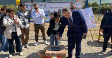 fb posa prima pietra parco giochi parcheggio polla 18 aprile