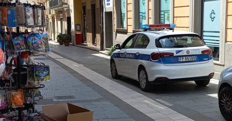 foto fb 14 aprile chiusura attività commerciali castellabate