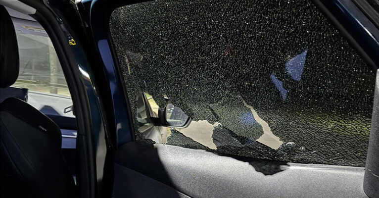 vetro in frantumi auto eboli