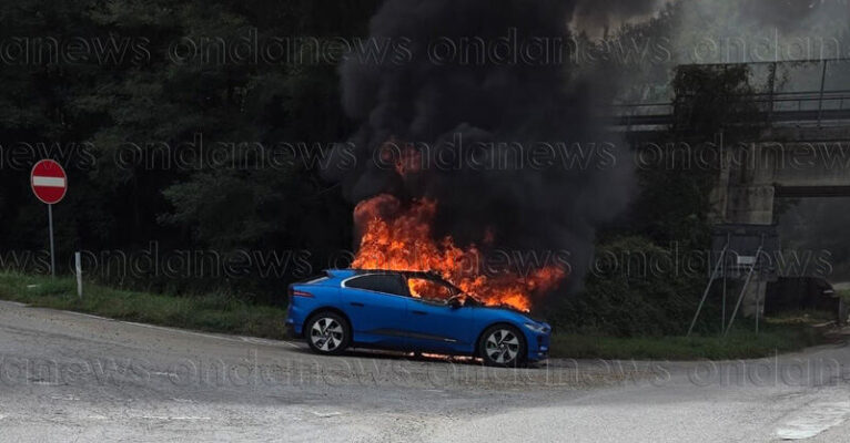 auto avvolta dalle fiamme sasso di castalda fb