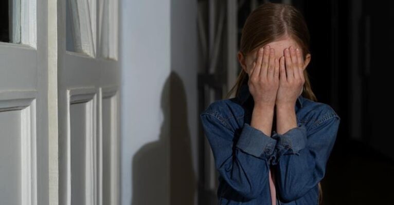 violenza minori freepik